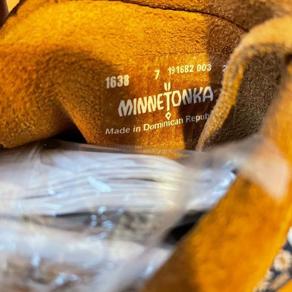 Minnetonka size 7 Three Tiered Fringe Boots - Picture 6 of 16